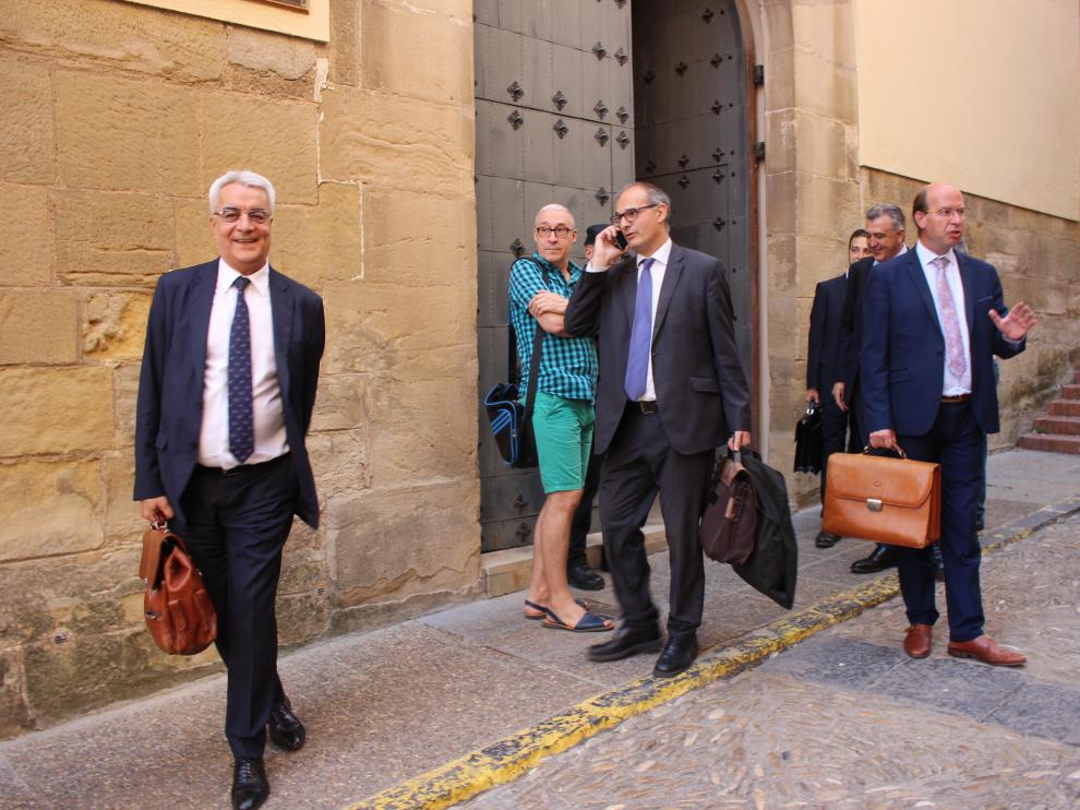 Los abogados del caso de Igor el Ruso al salir del juzgado de Alcañiz.