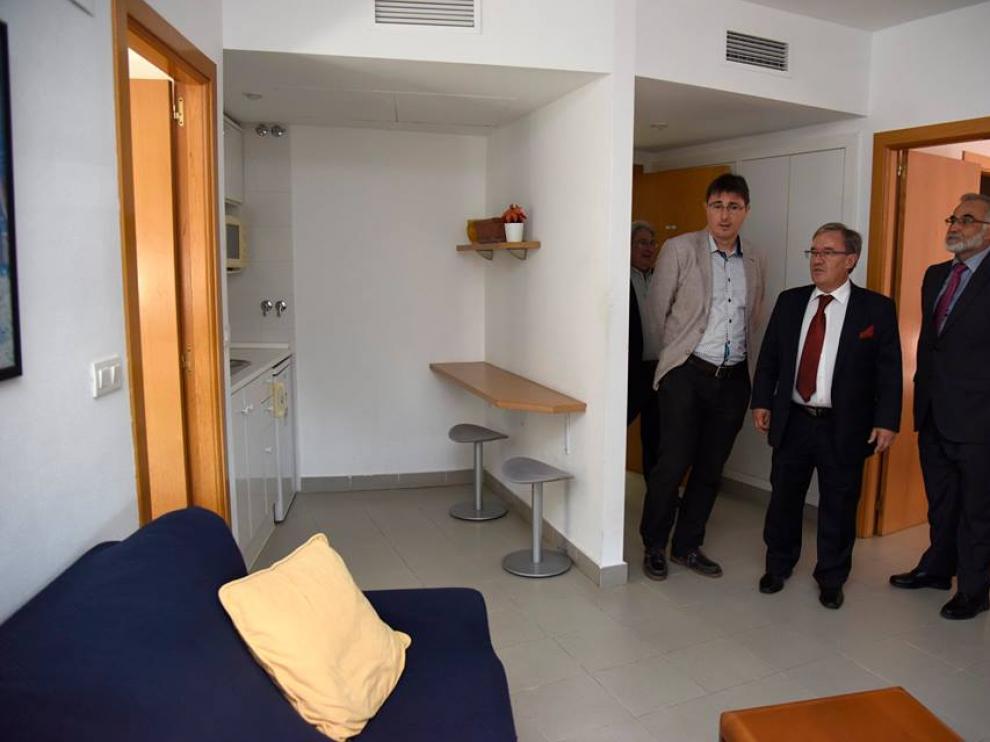 Foto de archivo de una visita del Justicia de Aragón, Ángel Dolado, a las instalaciones de Atades en Huesca.
