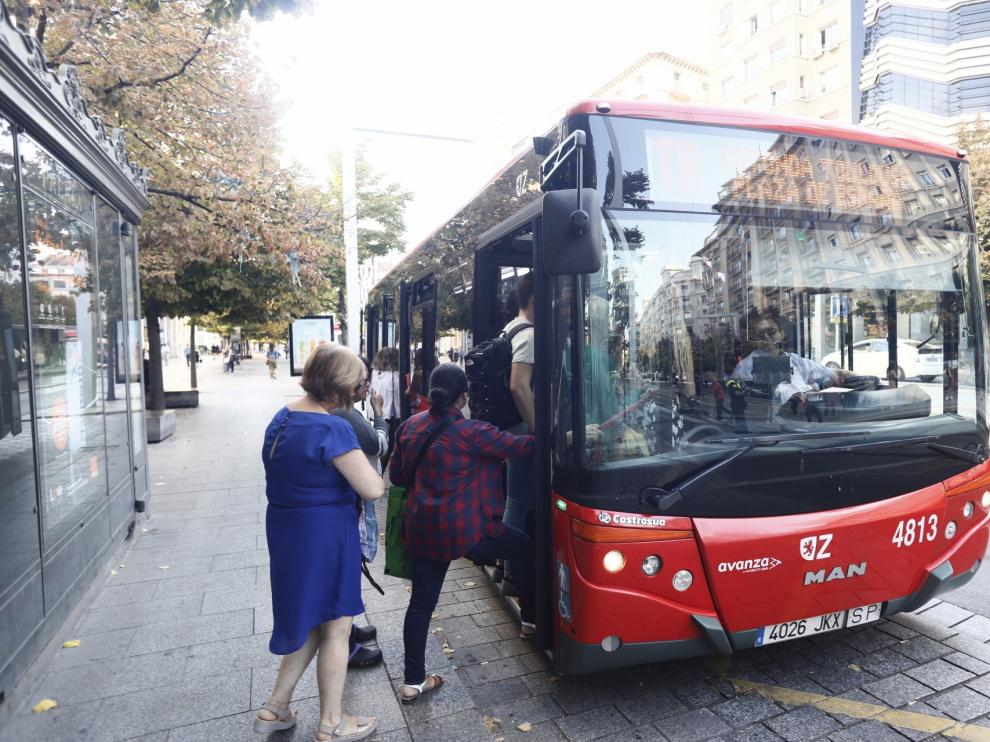 La avería en la catenaria del tranvía ha provocado que decenas de personas se acumularan en las paradas, a la espera de los autobuses de refuerzo.