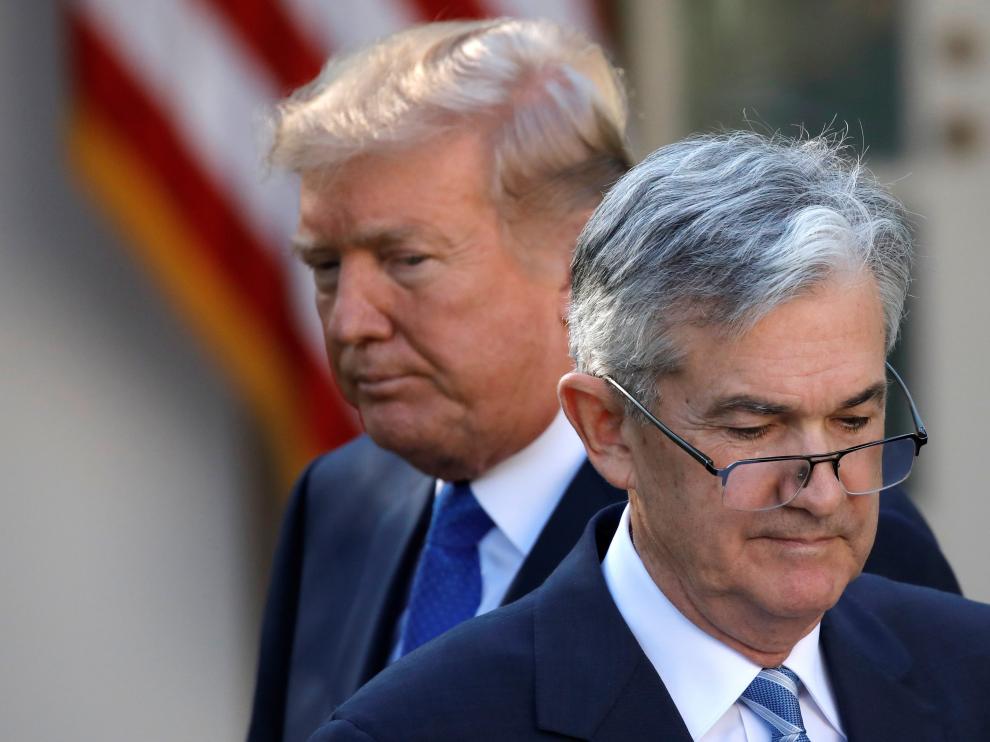 Donald Trump mira a Jerome Powell, jefe de la Reserva Federal de Estados Unidos