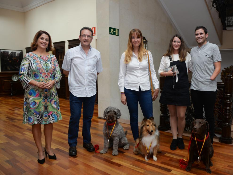 Medallistas del Club Ability Tucan de Teruel, con la alcaldesa, Emma Buj.