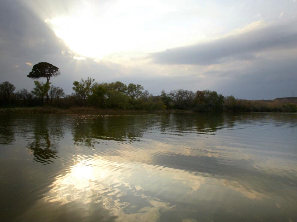 El Ebro, a su paso por la localidad zaragozana de Cinco Olivas. En situación de caudales medios, una gota de agua tarda unos cinco días y medio en llegar de Fontibre a Zaragoza y unos nueve días en llegar al mar en Amposta.