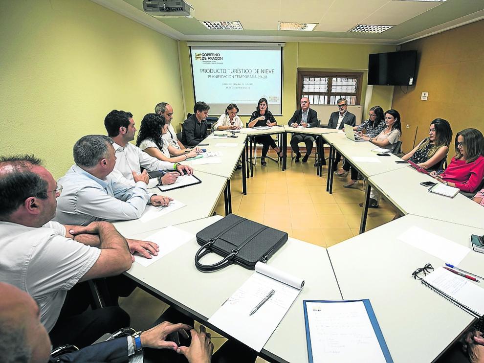 Elena Allué, al fondo, abordó ayer su apuesta por la nieve con empresarios y comarcas.