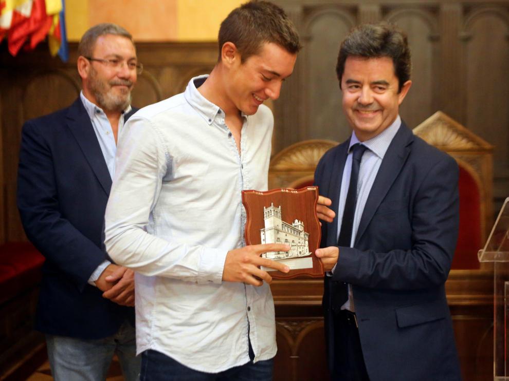 El ciclista Fernando Barceló y el alcalde de Huesca Luis Felipe.