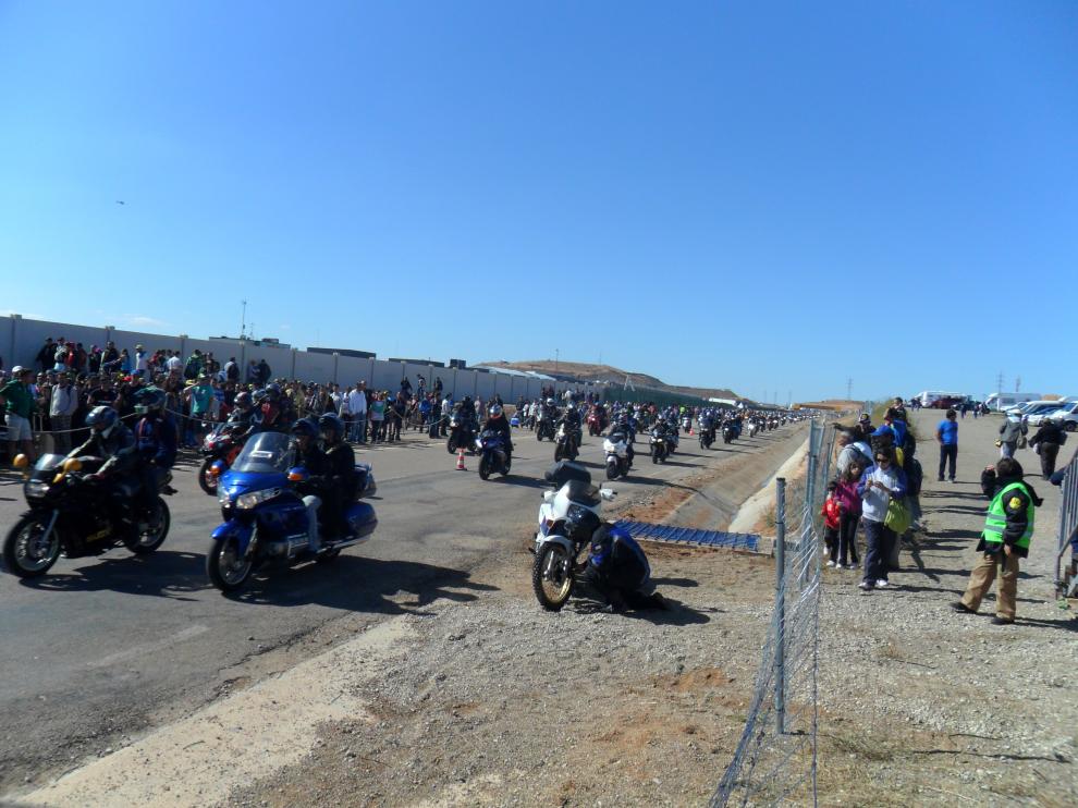Filas para acceder al circuito de carreras de Motorland con el aparcamiento