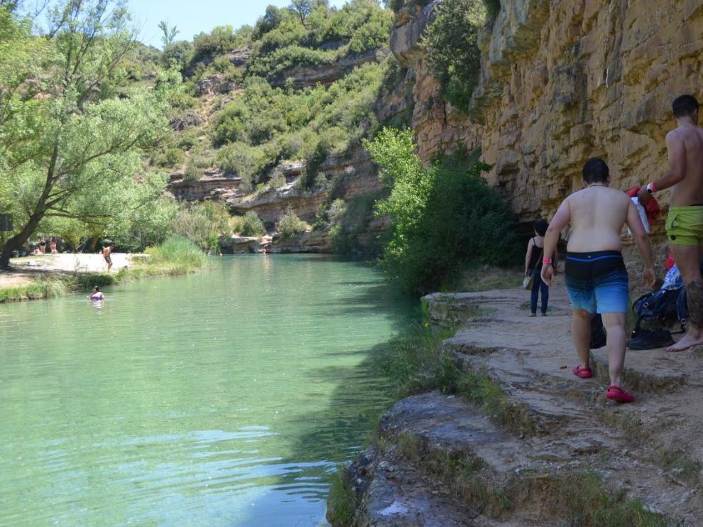 Imagen tomada este verano de bañistas en el Salto de Bierge.