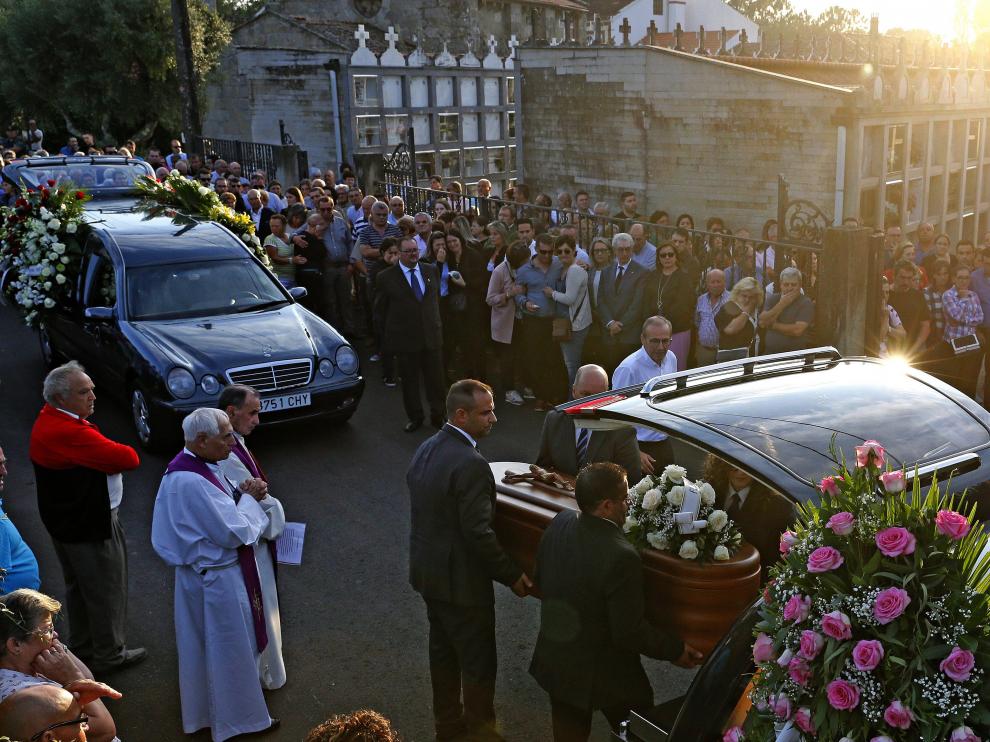 GRAF4621. VALGA (PONTEVEDRA), 18/09/2019.- Centenares de personas en el cementerio de Valga, donde han recibido sepultura las tres mujeres asesinadas el lunes en la localidad pontevedresa de Valga. EFE/Lavandeira jr Las tres mujeres asesinadas reciben sepultura en Valga