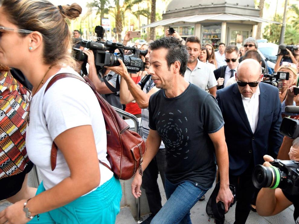 Ángel Cruz, el padre del pequeño Gabriel, entra junto a familiares y amigos a la Audiencia Provincial de Almería.