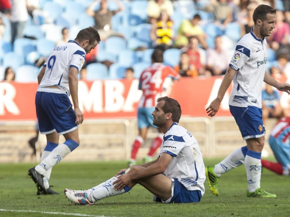 Barkero (en el suelo), Roger y Montañés, los tres puntas del Real Zaragoza ante el Lugo en 2013, en el primer enfrentamiento entre ambos equipos en la liga, con victoria por 0-1 de los gallegos en La Romareda.