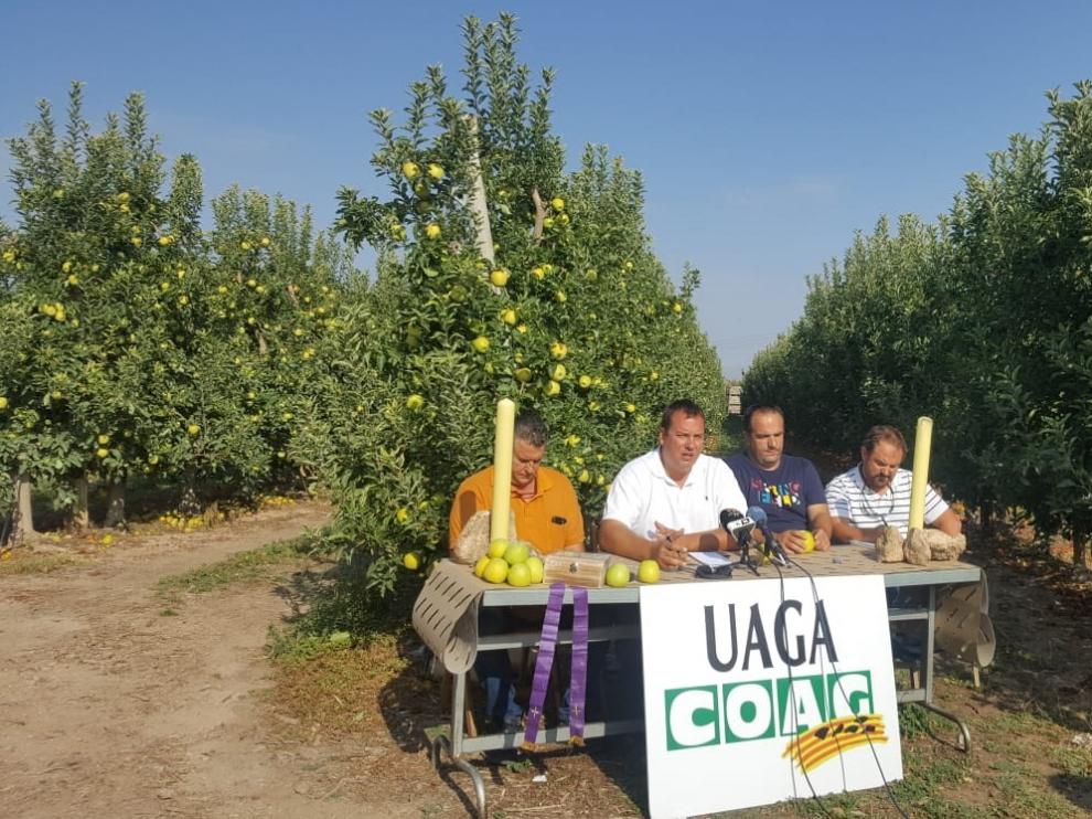 Los responsables de UAGA explica a pie de campo el calendario de movilizaciones en defensa del sector frutícola.