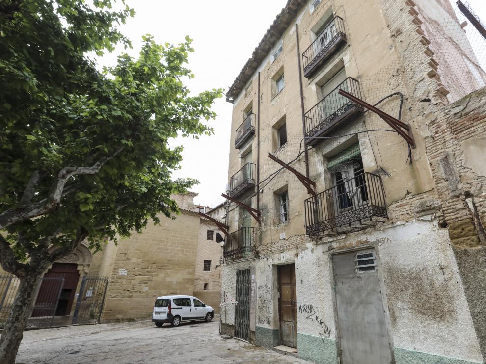 Imagen del edificio ubicado en el entorno de la plaza de San Pedro, que está declarado en ruina.