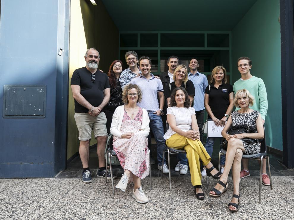 La directora del Teatro de la Estación, Cristina Yáñez, en primer término, con personal de su equipo y repsonsables de varias de sus actividades
