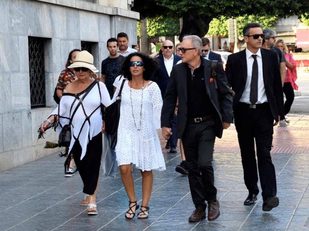 Los padres de Gabriel, acompañados de su abogado, a su llegada a la Audiencia Provincial de Almería.