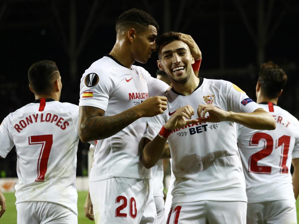 Munir El Haddadi celebra su segundo gol con sus compañeros del Sevilla.
