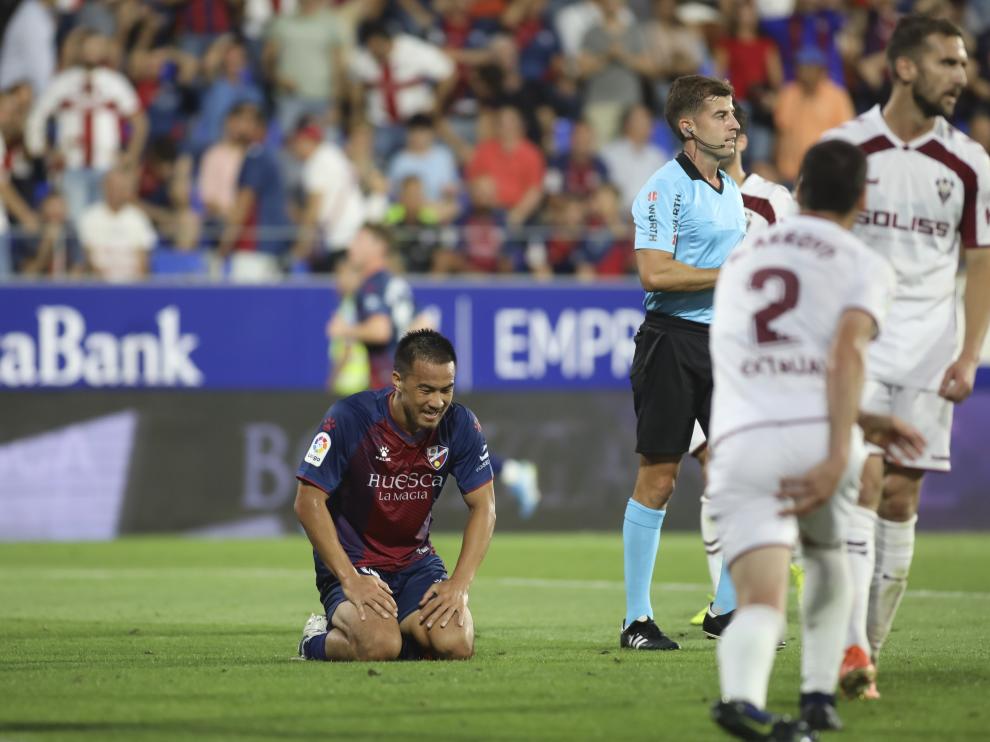 Okazaki lamenta de rodillas una ocasión fallada ante el Albacete.
