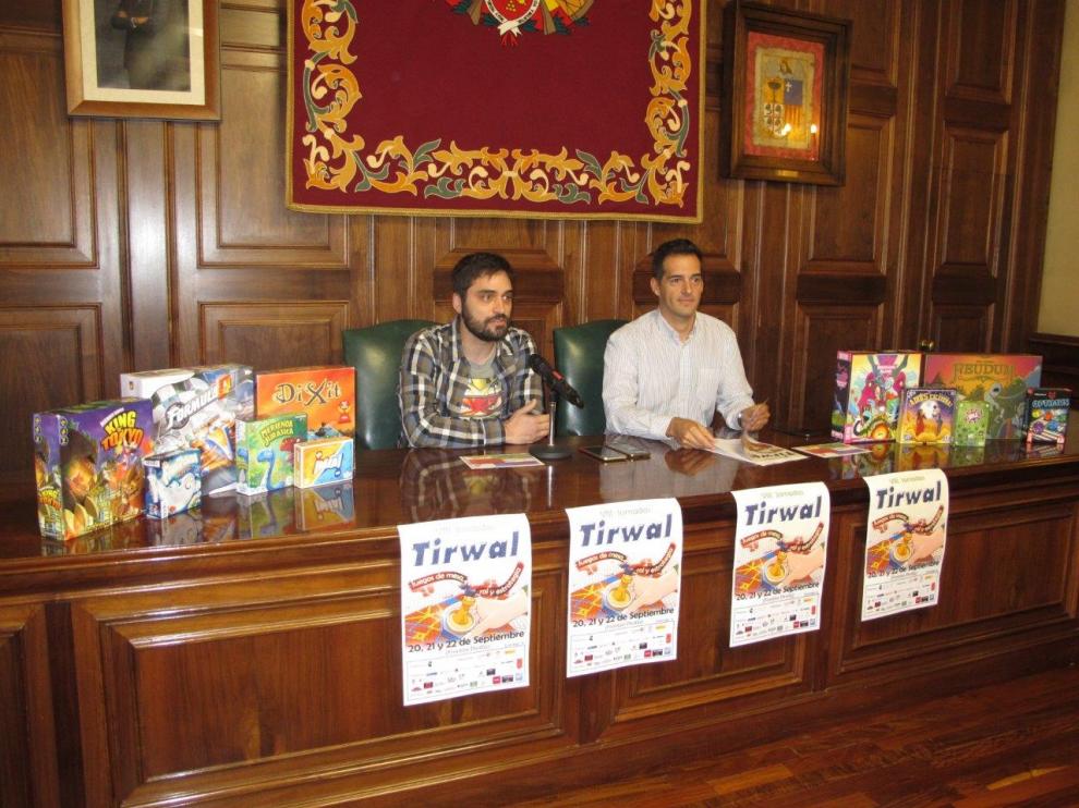 El organizador de las Jornadas, Marcos Valle, la izquierda, con el teniente de alcalde, Ramón Fuertes.
