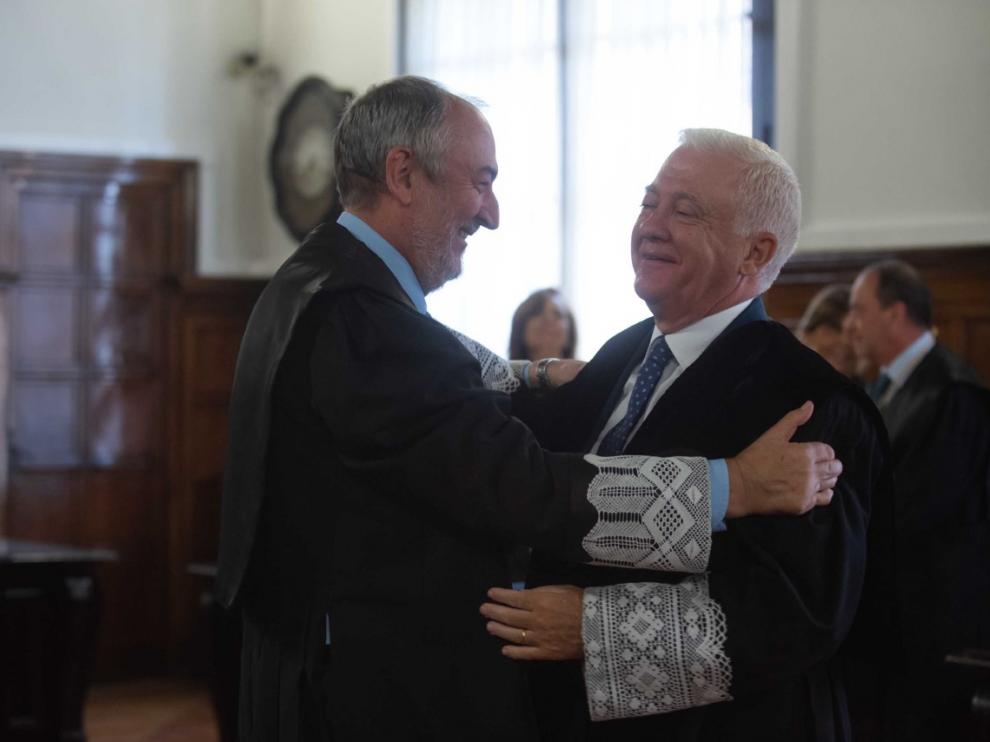 El magistrado Carlos Lasala (a la derecha) felicitado por su padrino Rubén Blasco, ayer en una sala del Tribunal Superior de Justicia de Aragón.