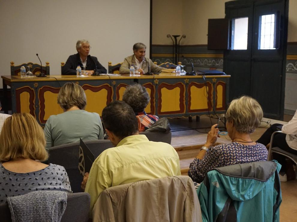 Antonio Jiménez y José Luis Corral se dirigen al público asistente al curso en la Fundación Santa María.