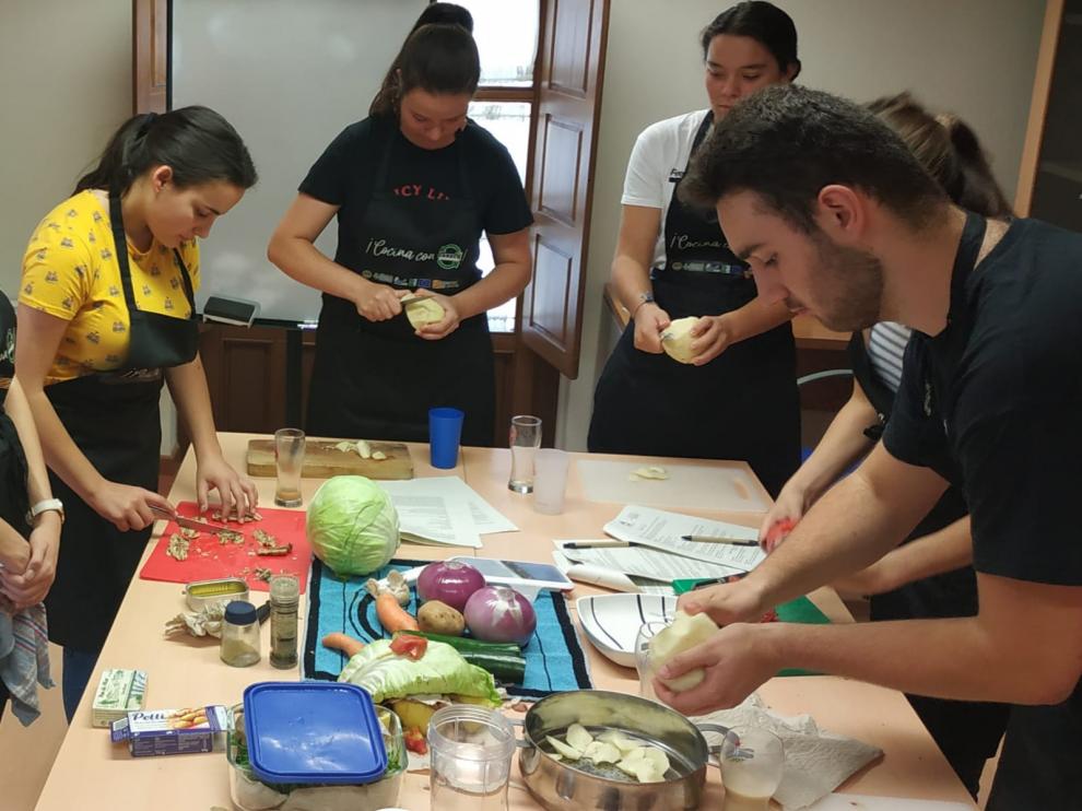 Diez jóvenes participaron en el taller de cocina.