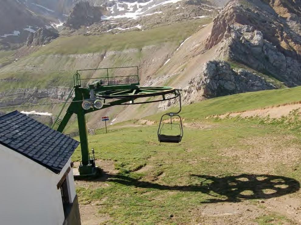 El mirador-pasarela se ubicaría en esta zona llana junto al reenvío del remonte Javier Escartín.