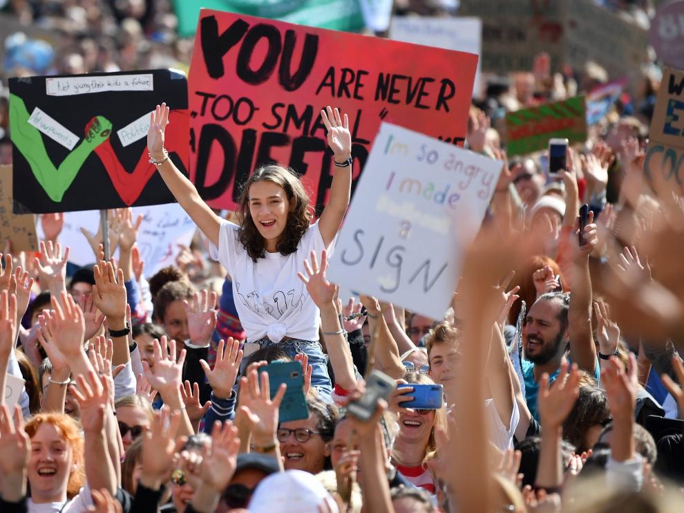 Dresden (Germany), 20/09/2019.- Students take part in a global demonstration against climate change in Dresden, Germany, 20 September 2019. Millions of people around the world are taking part in protests demanding action on climate issues. The Global Strike For Climate is being held only days ahead of the scheduled United Nations Climate Change Summit in New York. (Protestas, Alemania, Dresde, Nueva York) EFE/EPA/FILIP SINGER Global Fridays For Future demonstration in Dresden
