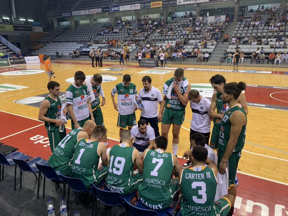 Guillermo Arenas da instrucciones a sus jugadores durante el partido en Lérida.