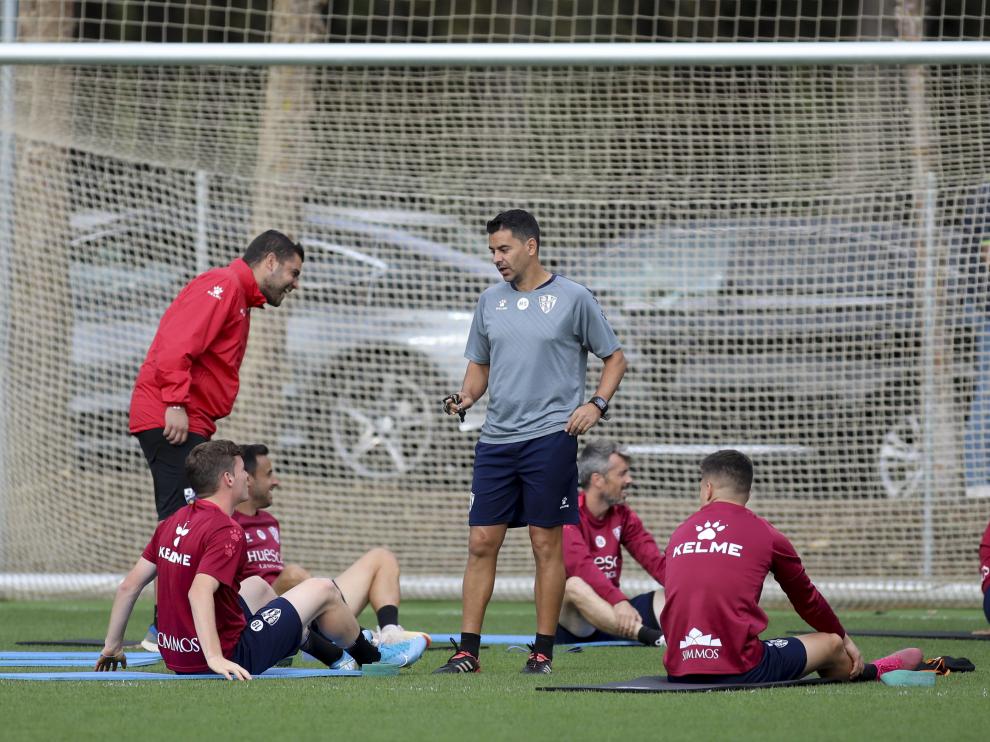 Míchel Sánchez se dirige a Sergio Gómez durante el entrenamiento de este viernes.