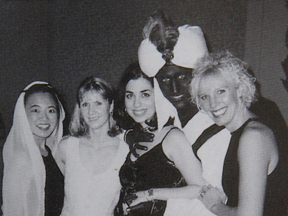 Trudeau, entonces un profesor de 29 años en una prestigiosa escuela privada de Vancouver (Canadá), aparece disfrazado de Aladino con la piel pintada de negro.