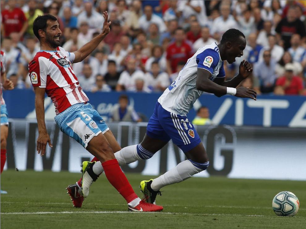 Momento crucial del partido: Pita derriba por detrás a Dwamena, al borde del área, cuando el delantero del Real Zaragoza se iba solo hacia el gol. El árbitro, Areces Franco, solo mostró la tarjeta amarilla al central lucense y decidió no expulsarlo, como pareció ser lo natural.