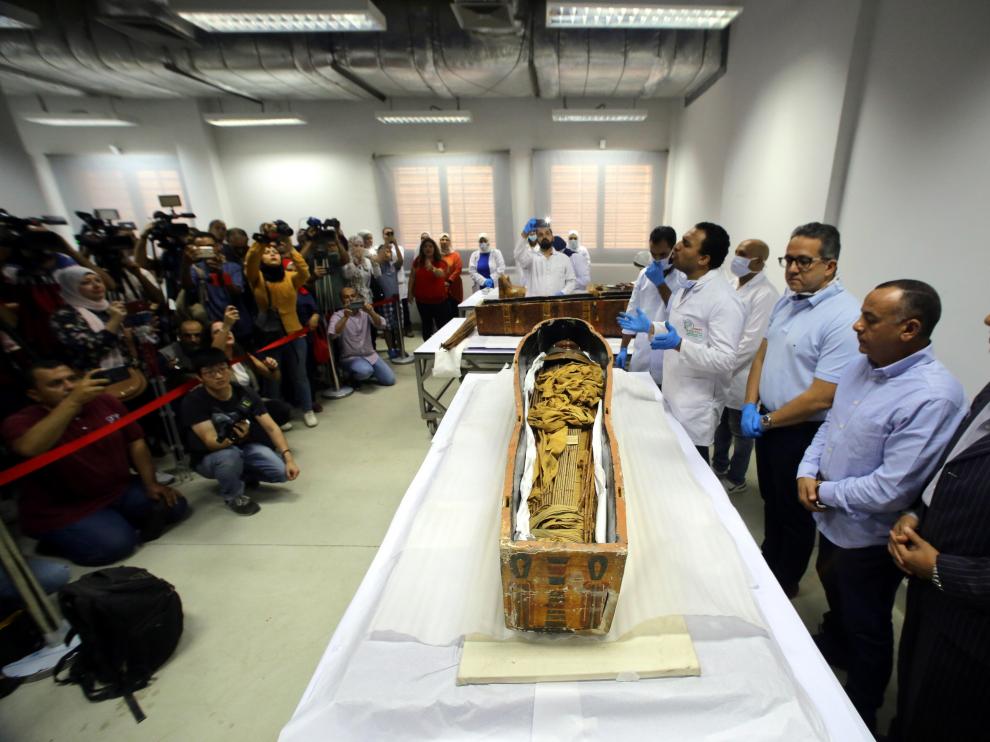 Cairo (Egypt), 21/09/2019.- Egyptian archaeologists prepare to remove two sarcophagi of the ancient Egyptian mummies of Sennedjem and his wife at the National Museum of Egyptian Civilization (NMEC) in Cairo, Egypt, 21 September 2019. It is said that Sennedjem was an overseer of workers at the Deir Al-Medina necropolis in Luxor some 3,400 years ago. The coffins of Sennedjem and his wife were previously exhibited at the Egyptian Museum in Tahrir among a funerary collection found inside his tomb discovered in 1886. Both coffins are painted anthropoid coffins. (Egipto) EFE/EPA/KHALED ELFIQI Egyptian mummy of Sennedjem at National Museum of Egyptian Civilization