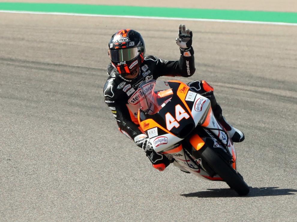 El piloto de Moto 3 Alan Canet celebra su clasificación en primer lugar para la final del Gran Premio Michelin de Aragón, en Motorland.