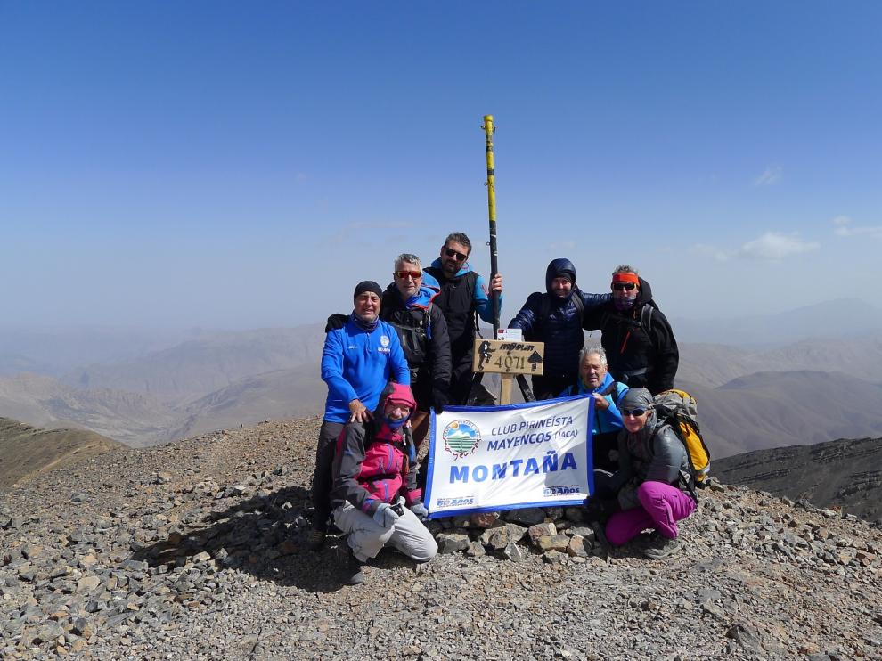 Foto de grupo de Mayencos en la cima de una de sus últimas actividades, el Mgoun, en el Atlas marroquí.