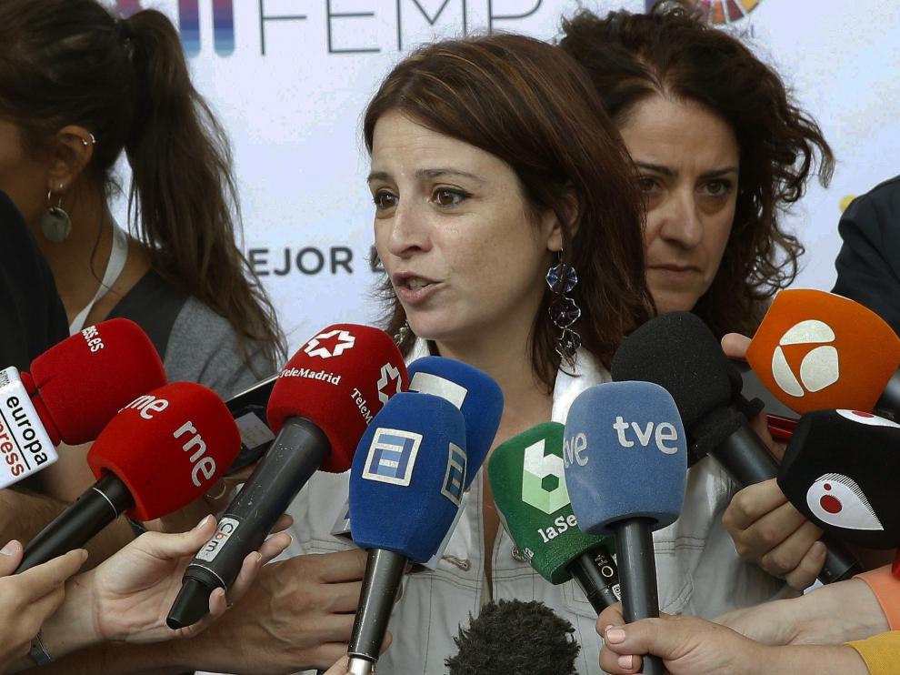La portavoz del Gobierno, Adriana Lastra, en declaraciones a los medios este sábado.