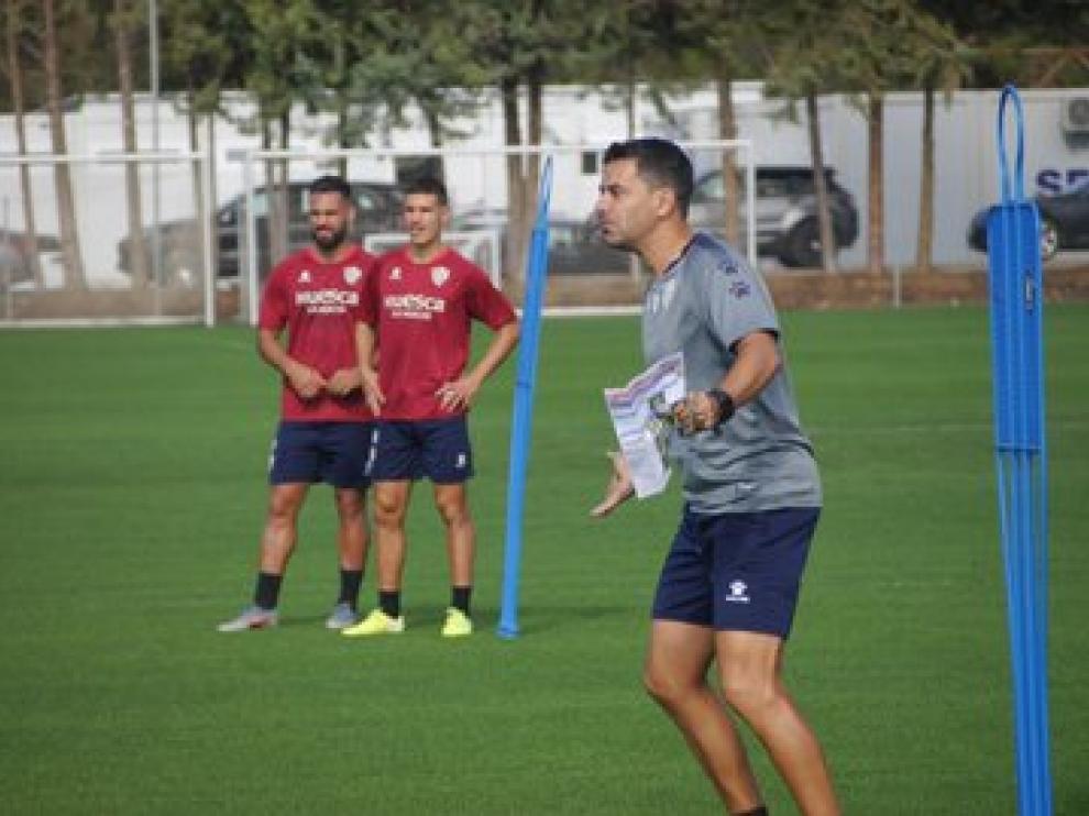 Míchel Sánchez da instrucciones durante el entrenamiento a puerta cerrada de este sábado.