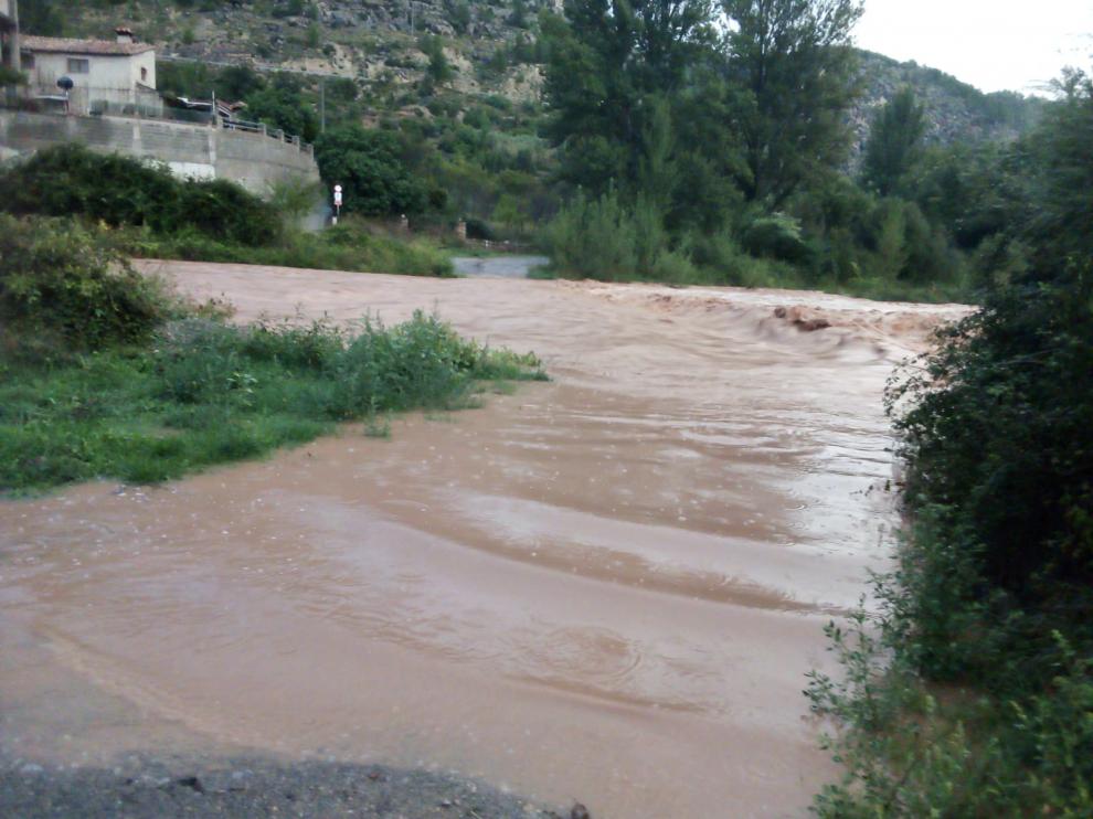 El vado de acceso a los Ramones, inundado por el Mijares.