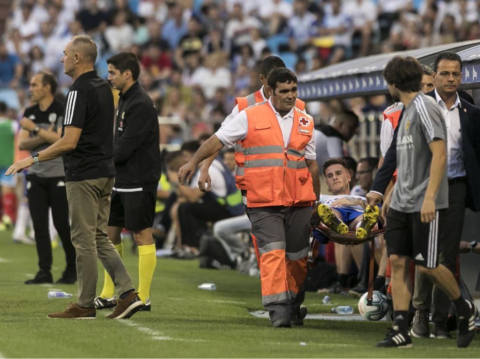Momento en el que Vigaray es retirado en camilla tras la rotura muscular que sintió en el muslo derecho. Era el minuto 59 del partido ante el Lugo.