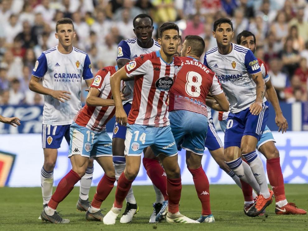 Dwamena, Grippo y Nieto buscan posición en un córner a favor del Real Zaragoza en el partido de este sábado ante el Lugo.