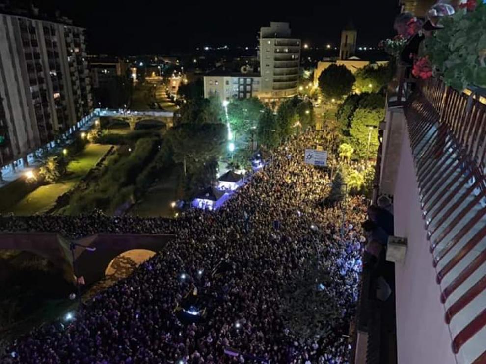 Espectacular imagen de la afluencia de público al concierto de Rosario.