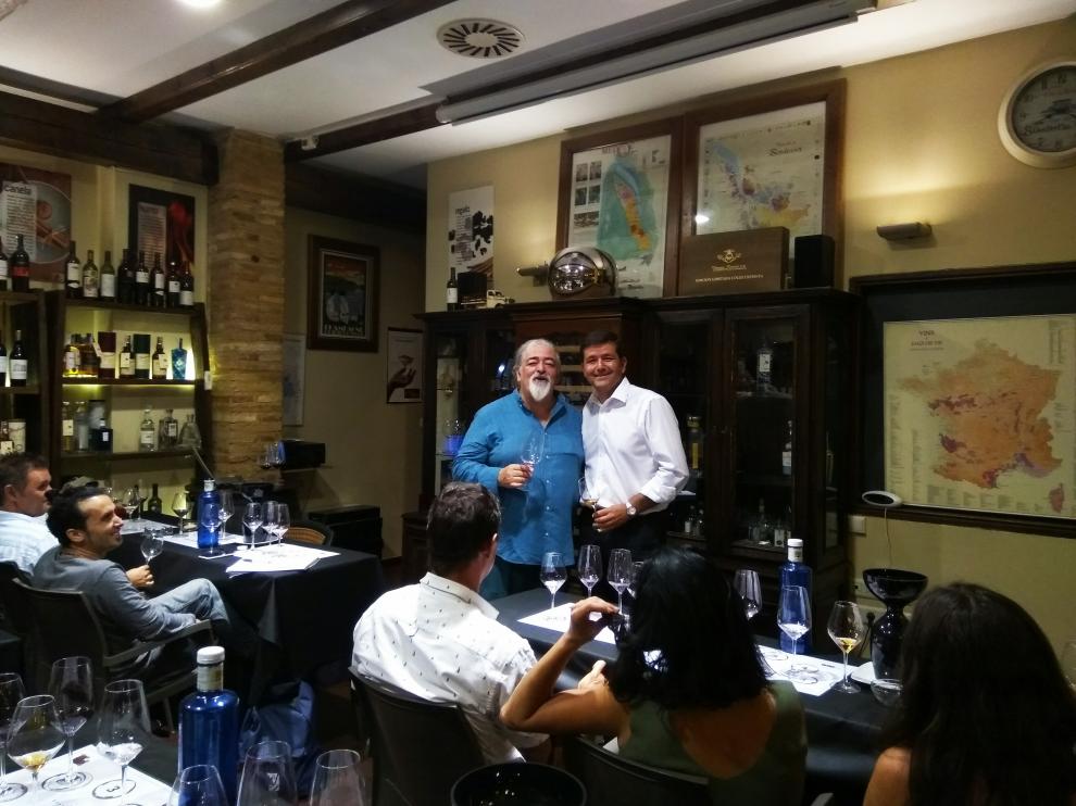 Luis Paadín, a la izquierda, con Alberto Dapena, propietario de la enoteca Khantaros.