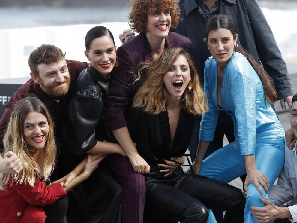 La directora y actriz Leticia Dolera y las coordirectoras Elena Martín y Ginesta Guindal posan junto a los actores de la 'Vida perfecta' en San Sebastián.