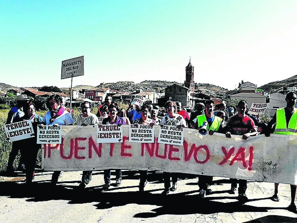 Los manifestantes, al partir de pueblo en dirección a la vía.