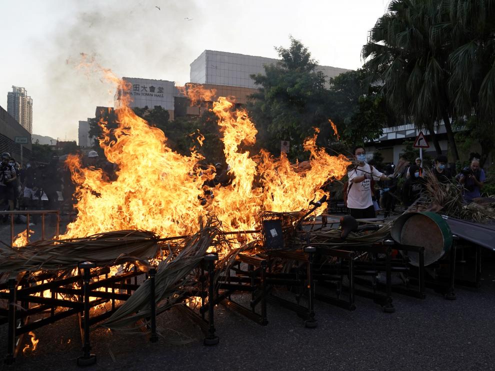 Los manifestantes han prendido fuego a una barricada en las protestas en Hong Kong.