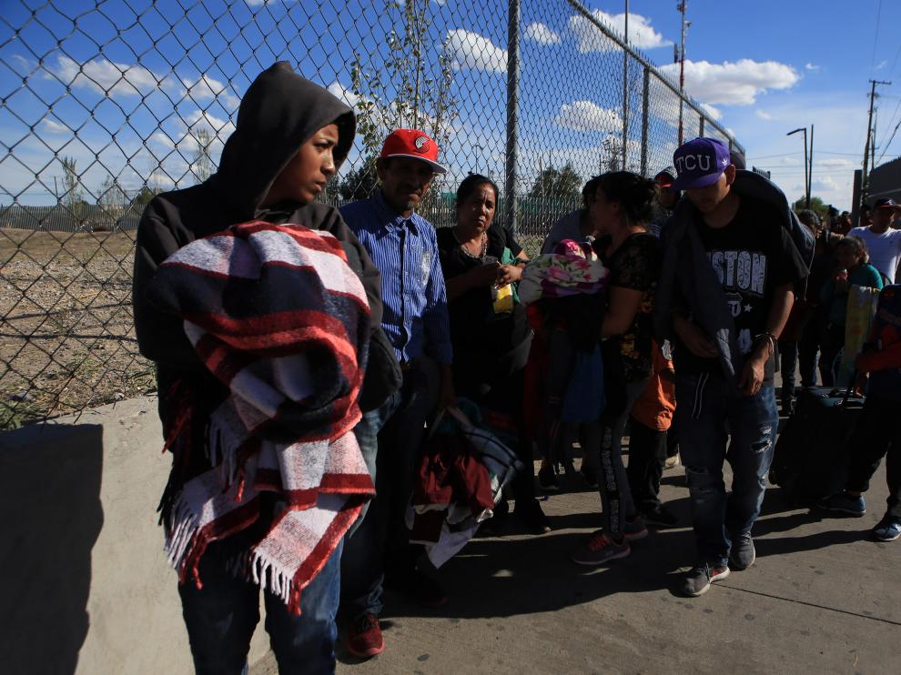Mexicanos esperan entrar en Estados Unidos.
