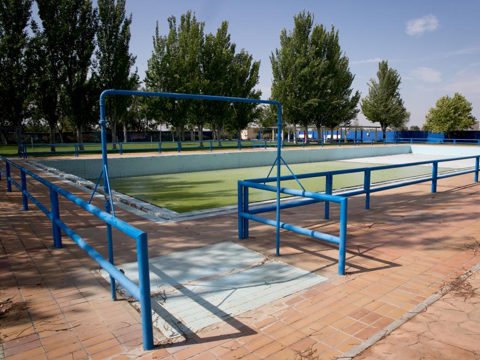 Imagen de las piscinas de Casetas, esta semana, tras el cierre de temporada.