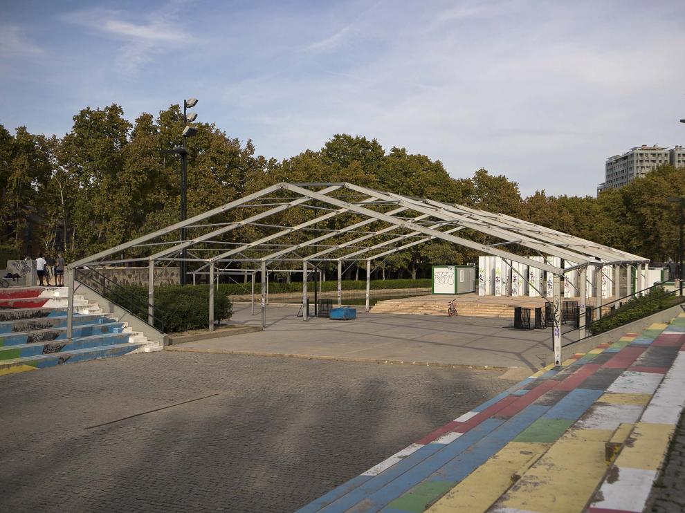 Estado de la estructura, en el parque de Las Delicias, donde permanece desde las fiestas del barrio.