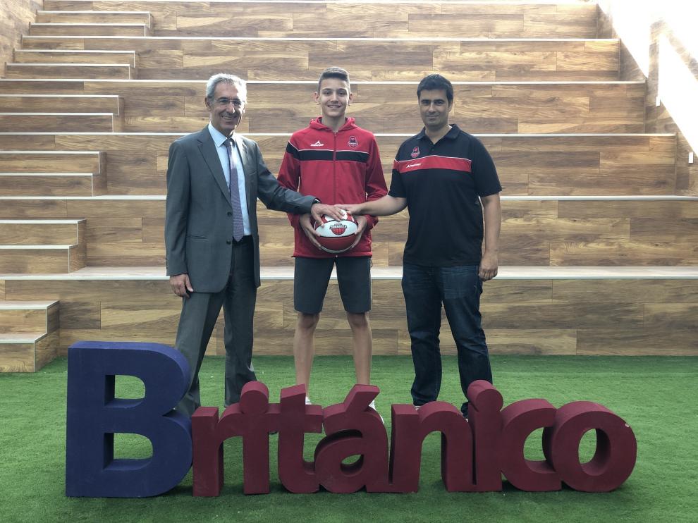 El director del Colegio Británico, Miguel Cendegui, el jugador de la cantera Marko Radunovic y el director de cantera del Basket Zaragoza, Sergio Josa.