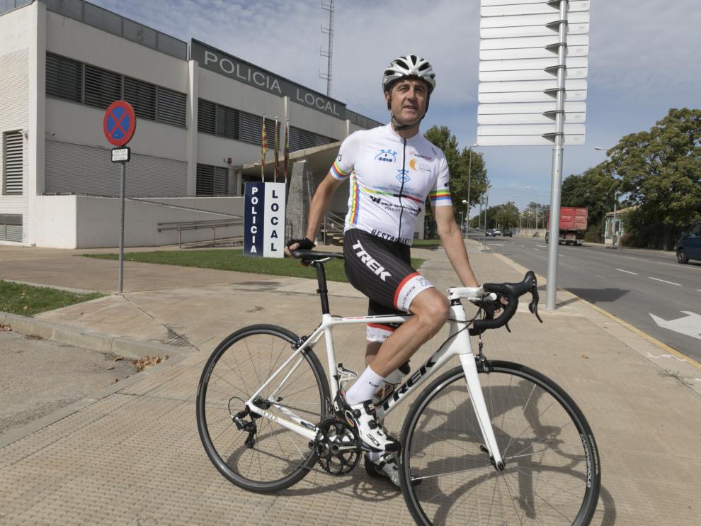 El subispector Míchel Pascual, con su maillot de campeón del mundo frente al cuartel de la Policía Local de Huesca.