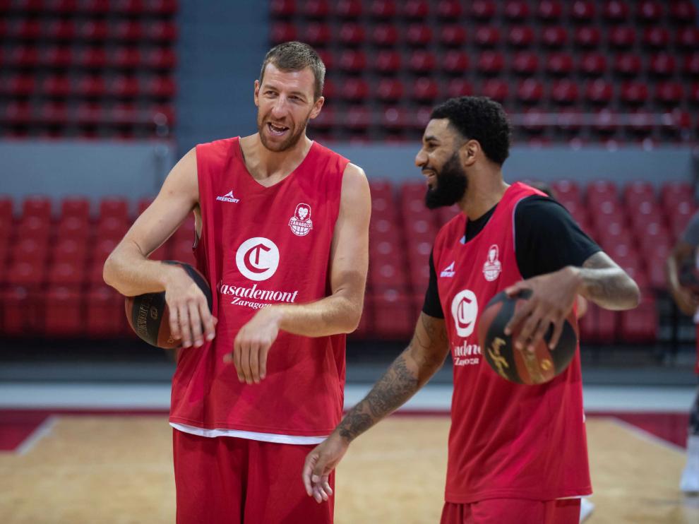 Fran Vázquez y DJ Seeley, en un entrenamiento del Casademont Zaragoza.