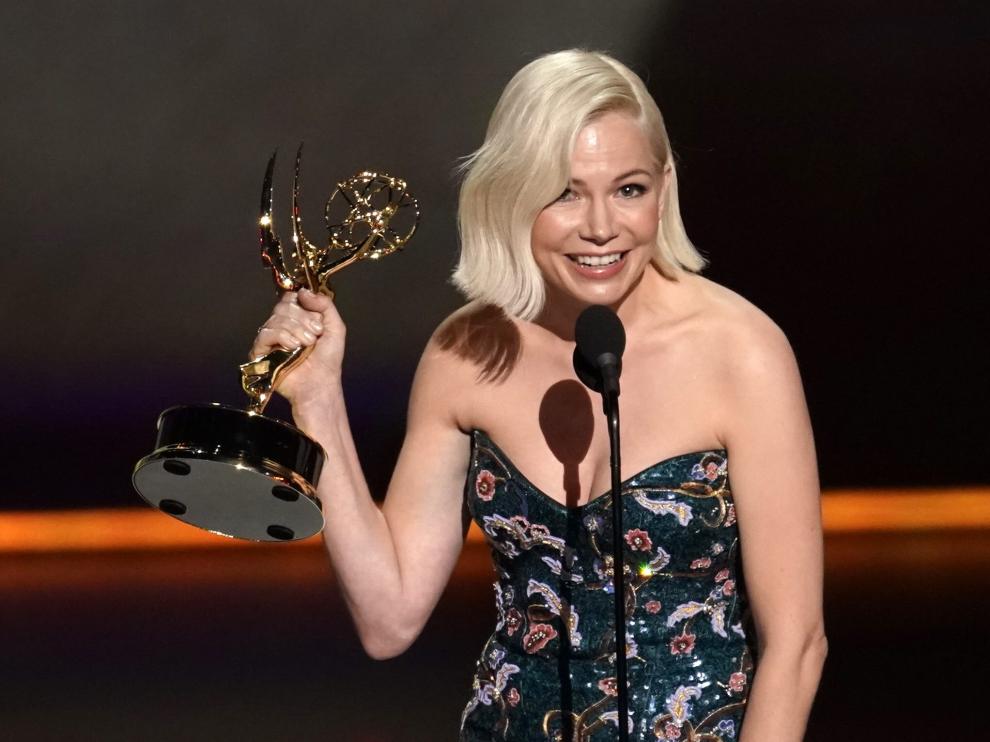 Michelle Williams recogiendo el Emmy a la mejor actriz.