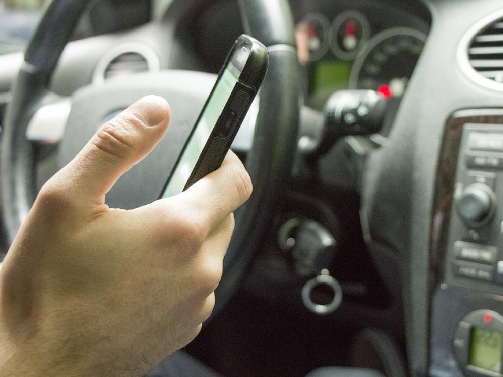 Las distracciones al volante son la mayor causa de accidentes en España, según datos de la DGT.